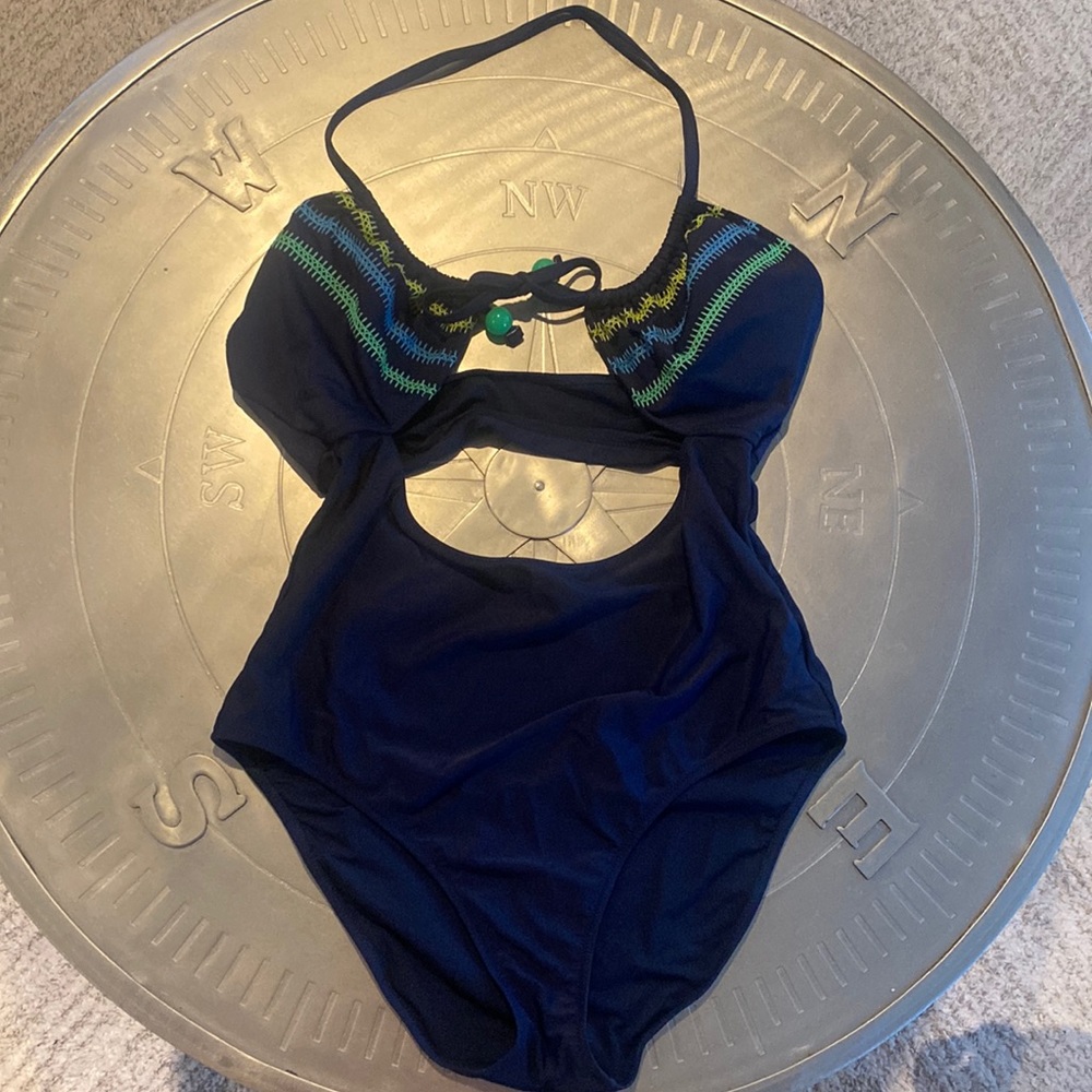Aerie: 1 piece with cut out